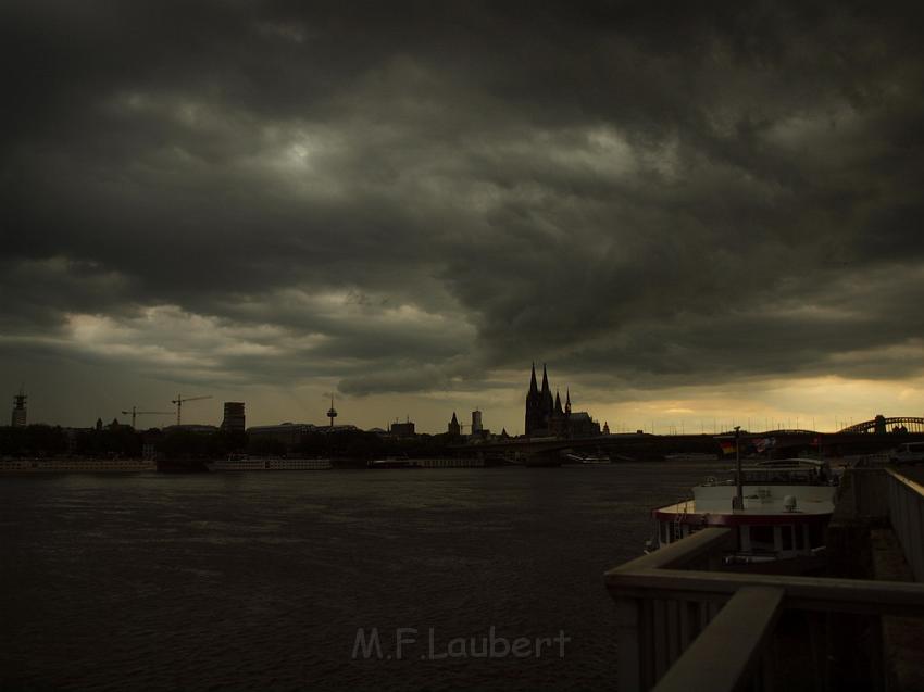 Gewitter kommt Koeln Deutz P11.JPG